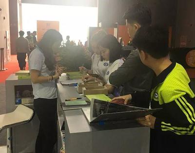 廣州白云技?！妒袌稣{(diào)查》課走進(jìn)廣州保利世貿(mào)博覽館 廣告設(shè)計(jì)的實(shí)踐探索